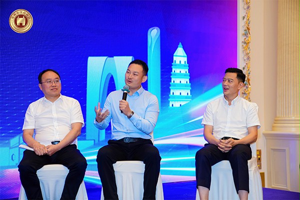 西朗門業董事長楊元嘉在論壇上發言 西朗門業董事長楊元嘉在論壇上發言