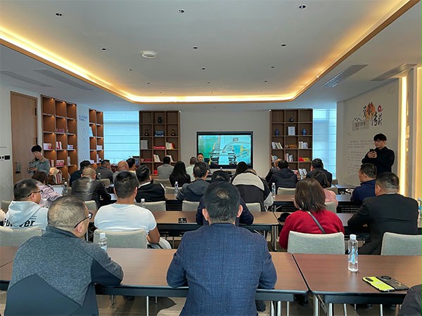 上圖為：西朗門業楊元嘉董事長分享AI在品牌出海中的提效應用