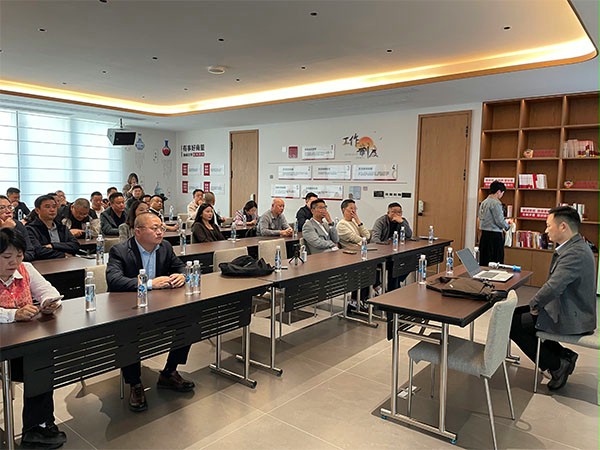 上圖為：西朗門業董事長楊元嘉為蘇州市九江商會的會員企業家們分享出海經驗